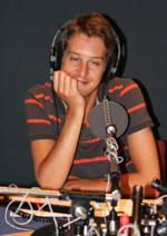 Arnaud Cathrine pendant l'enregistrement du livre audio.