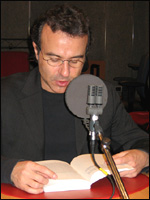 Philippe Besson pendant l'enregistrement du livre audio. Philippe Besson pendant l'enregistrement du livre audio.