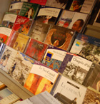 Une &eacute;tag&egrave;re de livres audio en librairie sp&eacute;cialis&eacute;e