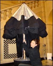 Une personne ouvre le parasol à histoires.