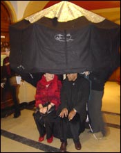 Deux visiteurs sous le parasol à histoires.