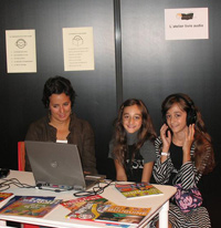 Des enfants participent à l'atelier livres audio