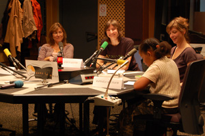 Kéthévane Davrichewy, Aurélie Kieffer, Raphaele Moussafir et une jeune fille du public lisant un texte