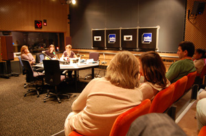 Le public et les auteurs dans un studio de Radio France