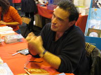 Hubert Ben Kemoun sur le stand de Lire dans le noir au salon du livre de Colmar