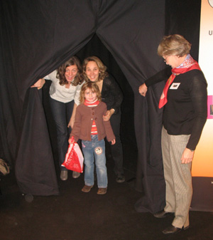 Des participants sortent du "salon de lecture sonore" à Colmar