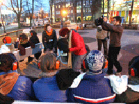 Le public écoute le son en pleine rue / DR.