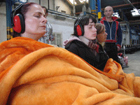 Des spectateurs avec le casque et une couverture / DR.