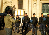 Photo de Félix Libris face aux CRS devant la Sorbonne en 2007