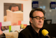 Robin Renucci écoute la lecture d'Aragon au salon du livre 2009 / DR. Robin Gaboriau