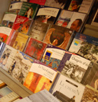 Une étagère de livres audio en librairie spécialisée