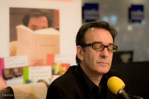Robin Renucci écoute la lecture d'Aragon au salon du livre 2009 / DR. Robin Gaboriau