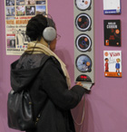 borne d'écoute au salon du livre de paris 2009