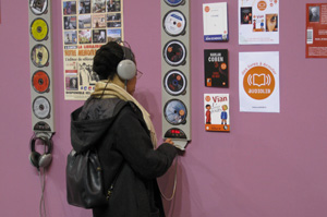 Borne d'écoute contre un mur du stand consacré aux livres audio