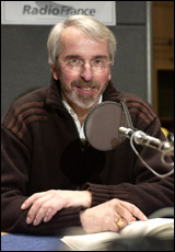 Philippe Delerm pendant l'enregistrement du livre audio.