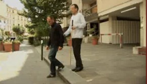 extrait du film : comment aider à descendre une marche