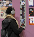 Borne d'écoute sur le mur du stand consacré aux livres audio
